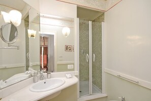 Apartment, 1 Bedroom | Bathroom | Shower, free toiletries, hair dryer, bidet - Frattina Apartments (Rome)
