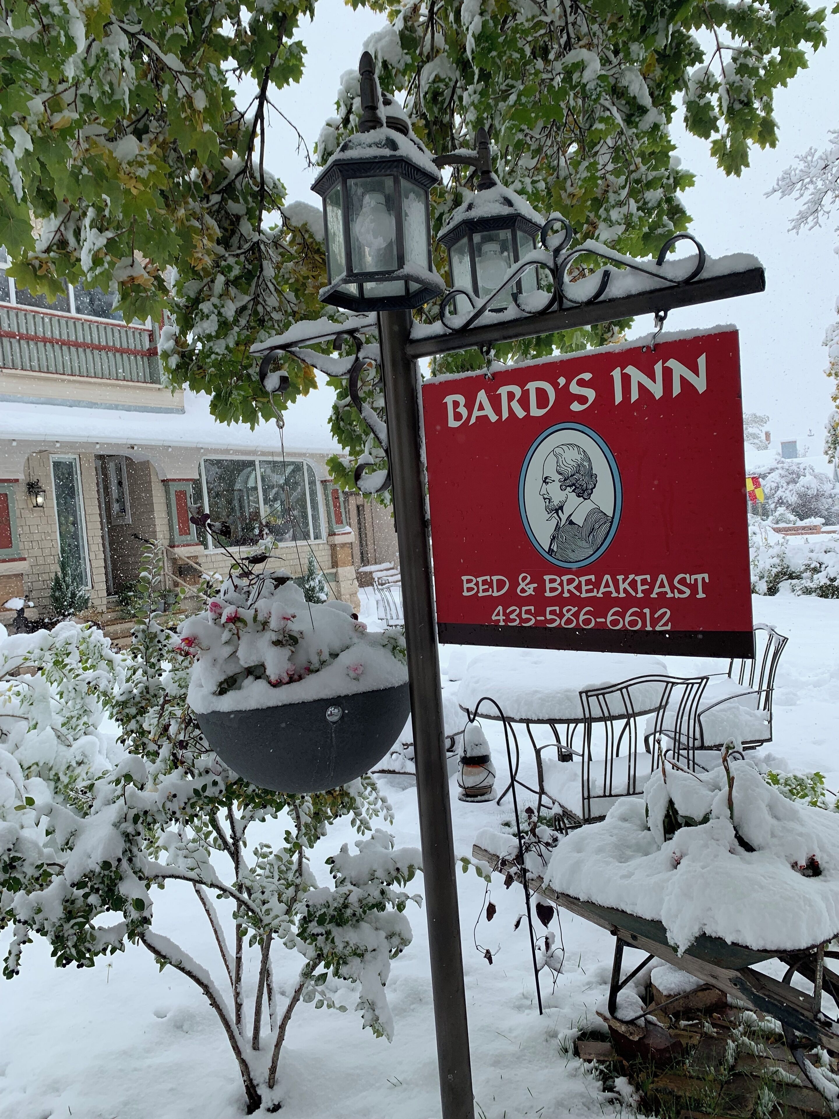 Een bordje voor Bard's Inn met bed en ontbijt, inclusief contactnummer.
