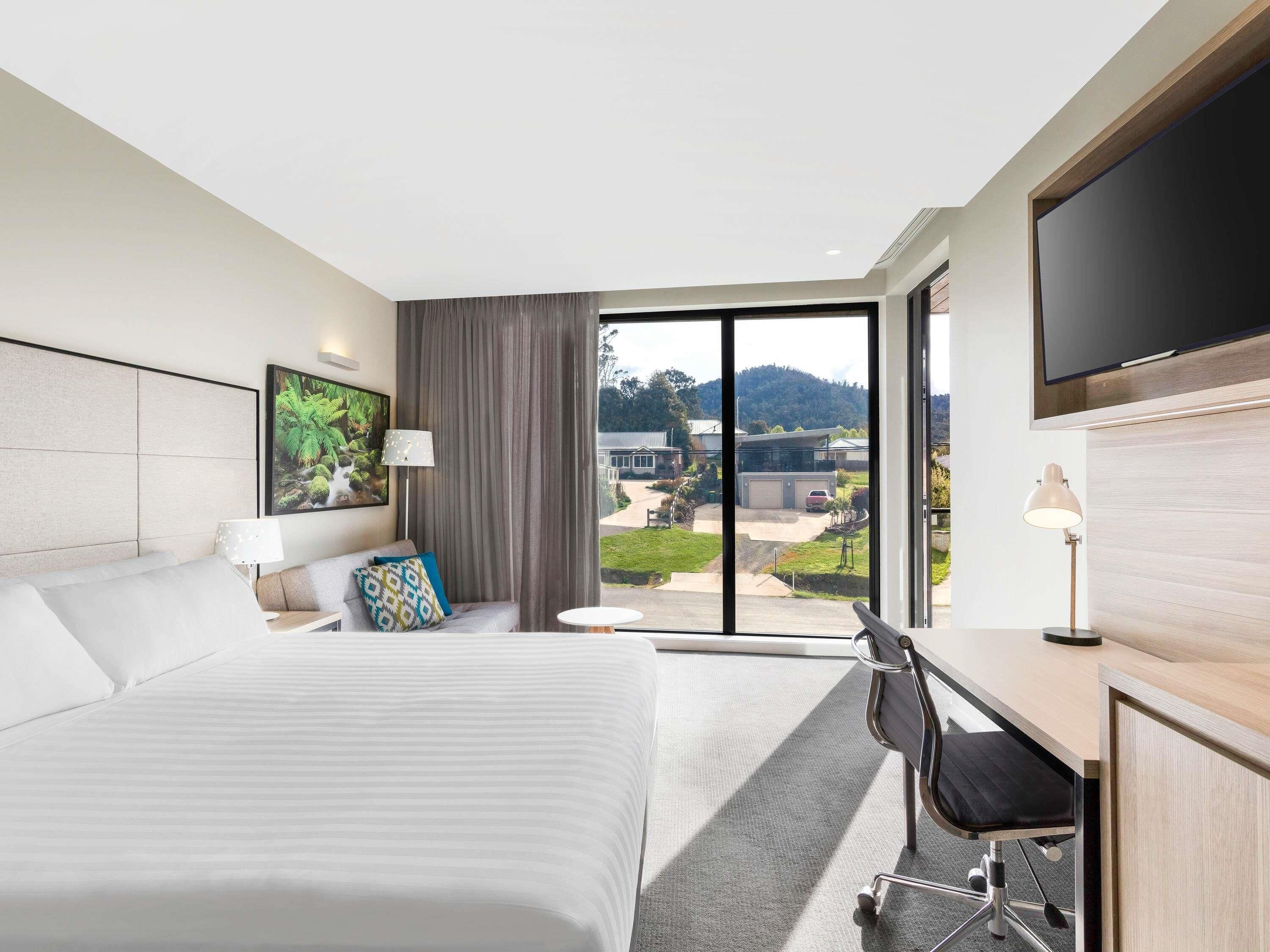 Premium bedding, in-room safe, desk, laptop workspace