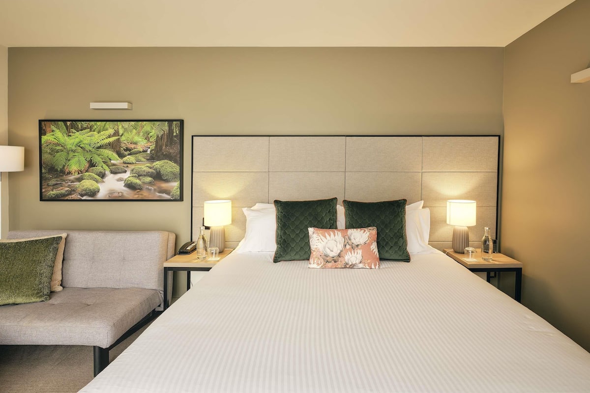 Kamar Superior, 1 Tempat Tidur King dengan tempat tidur Sofa | 1 kamar tidur, seprai premium, brankas, dan meja kerja