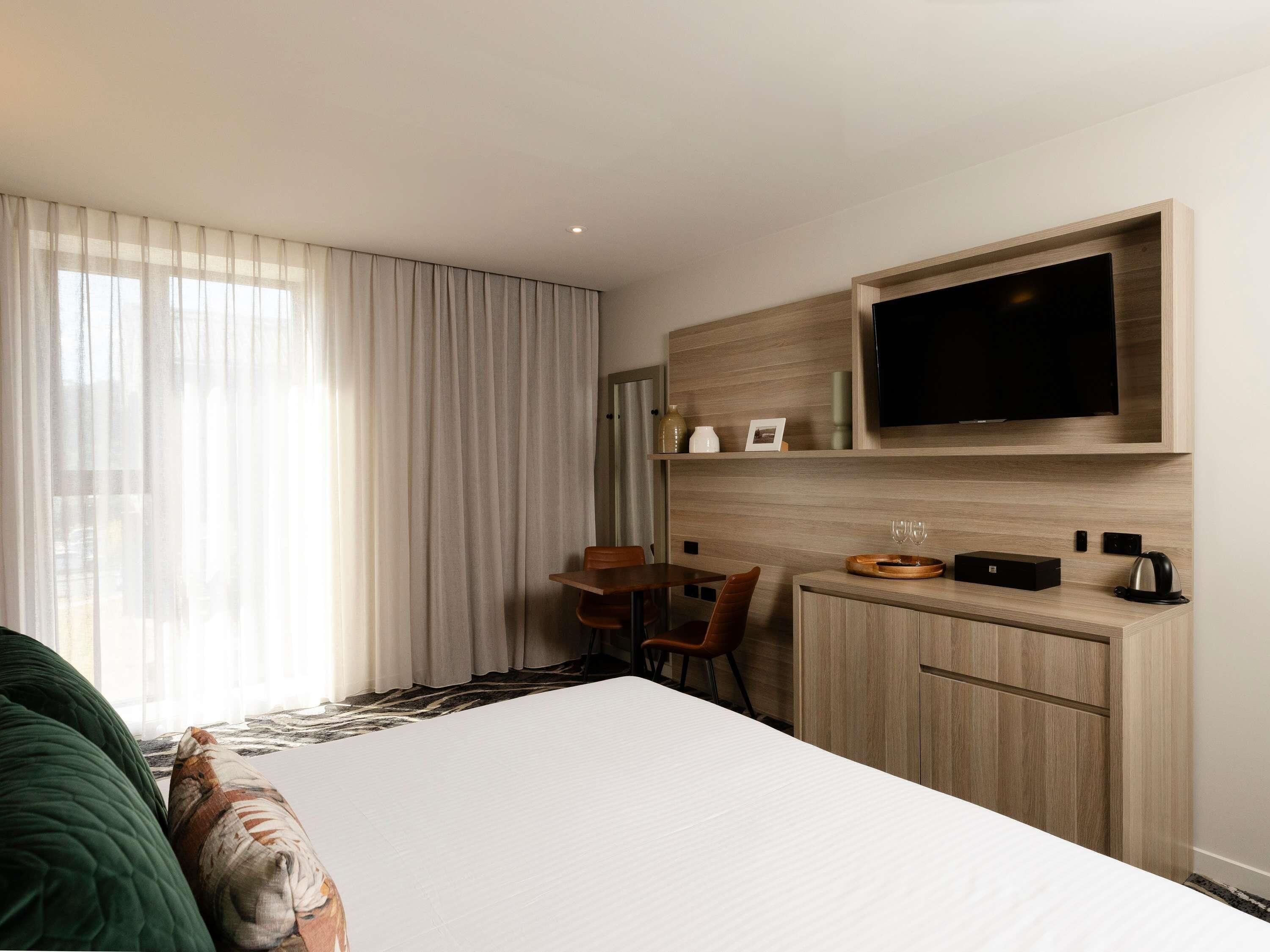 Chambre Supérieure, 1 très grand lit, accessible aux personnes à mobilité réduite | Literie de qualité supérieure, coffres-forts dans les chambres, bureau