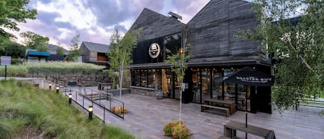 Serveert ontbijt, lunch, internationale gerechten, openlucht dineren