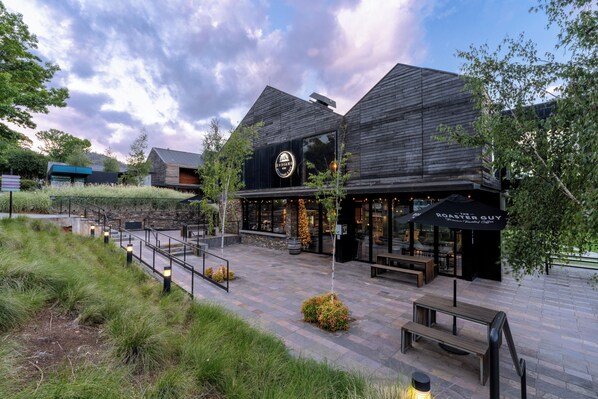 Petit déjeuner et déjeuner servis sur place, restauration en plein air