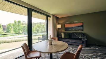 Premium bedding, in-room safe, desk, laptop workspace