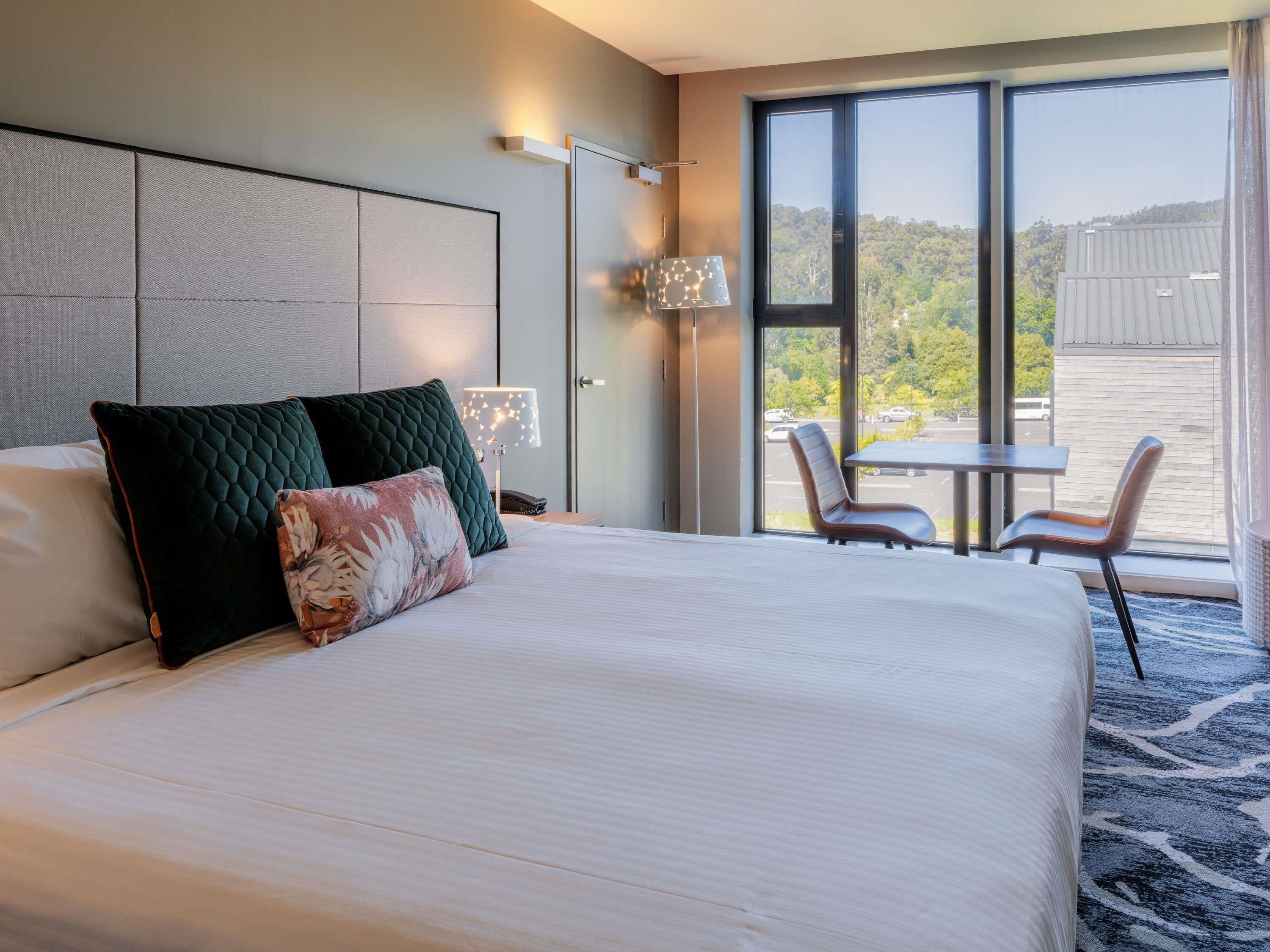 Superior kamer, 1 kingsize bed | Luxe beddengoed, een kluis op de kamer, een bureau, een laptopwerkplek