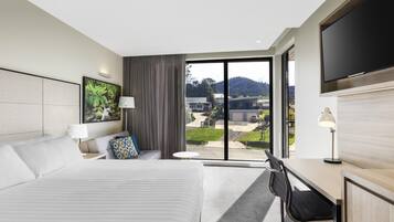 1 bedroom, premium bedding, in-room safe, desk