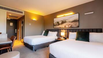 Quarto luxo, 2 camas de casal | Roupas de cama premium, cofres nos quartos, escrivaninha