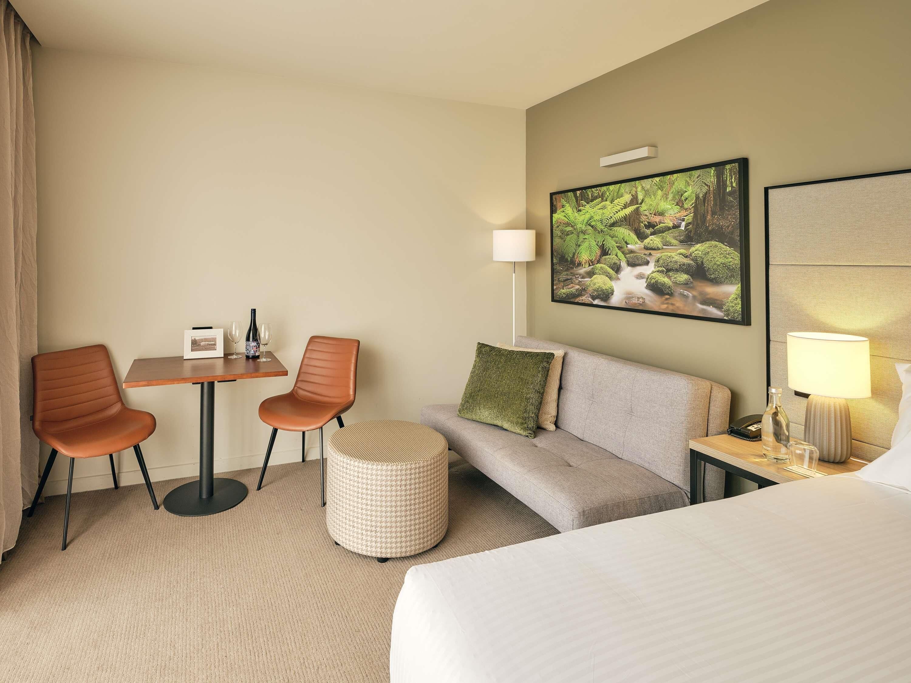 Superior kamer, 1 kingsize bed met slaapbank | Luxe beddengoed, een kluis op de kamer, een bureau, een laptopwerkplek