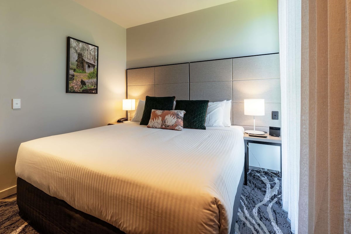 Suite, 1 dormitori, balcó | 1 dormitori, roba de llit d'alta qualitat i caixa forta a l'habitació