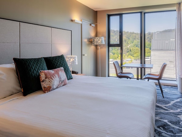 Superior-Zimmer, 1 King-Bett | Hochwertige Bettwaren, Zimmersafe, Schreibtisch