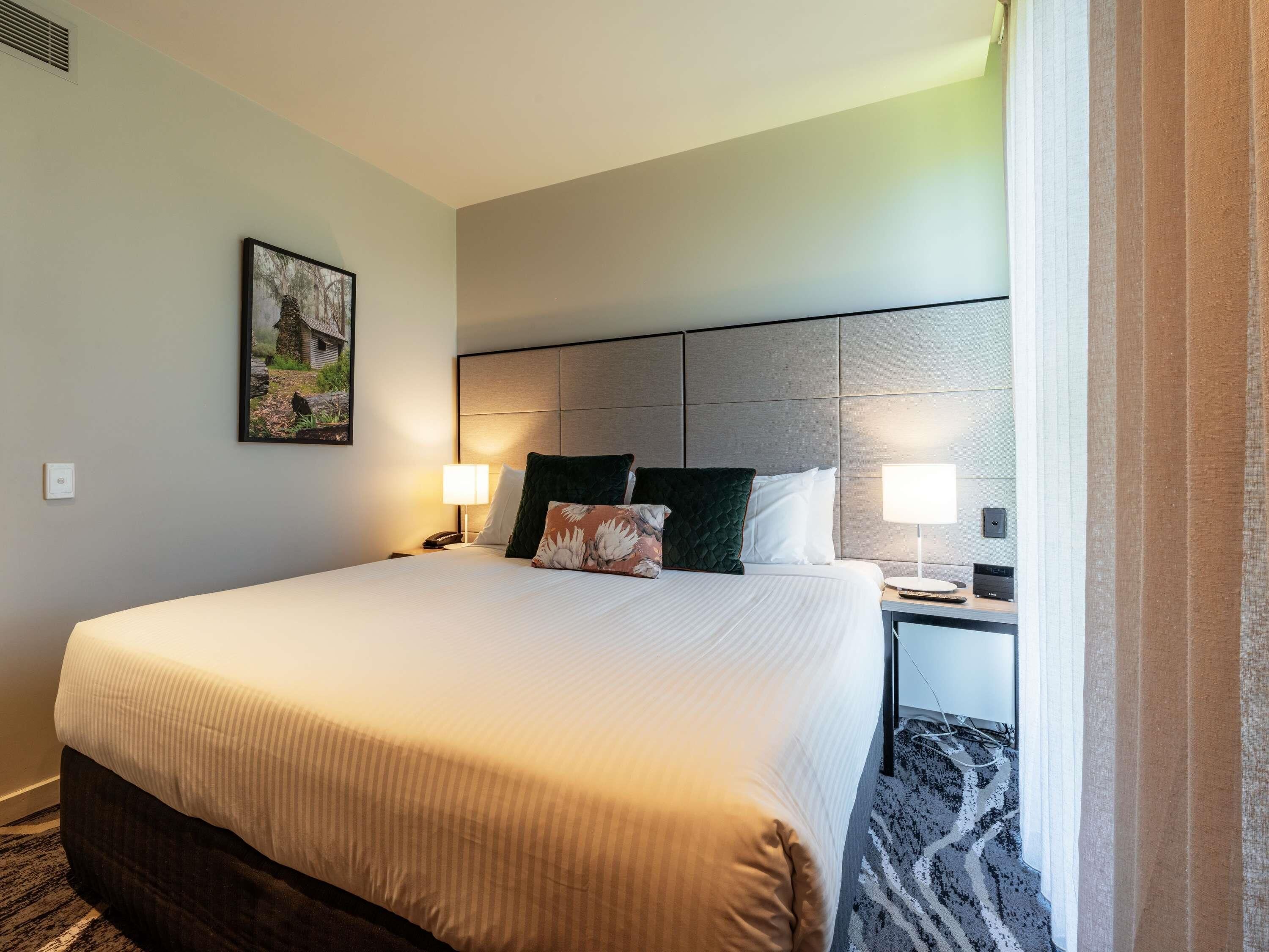 Suite, 1 slaapkamer, balkon | Luxe beddengoed, een kluis op de kamer, een bureau, een laptopwerkplek