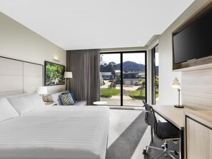 Premium bedding, in-room safe, desk, laptop workspace - Peppers Marysville (Marysville)