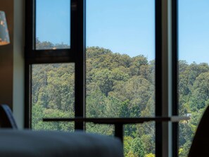 Superior Room, 1 King Bed | Premium bedding, in-room safe, desk, laptop workspace - Peppers Marysville (Marysville)