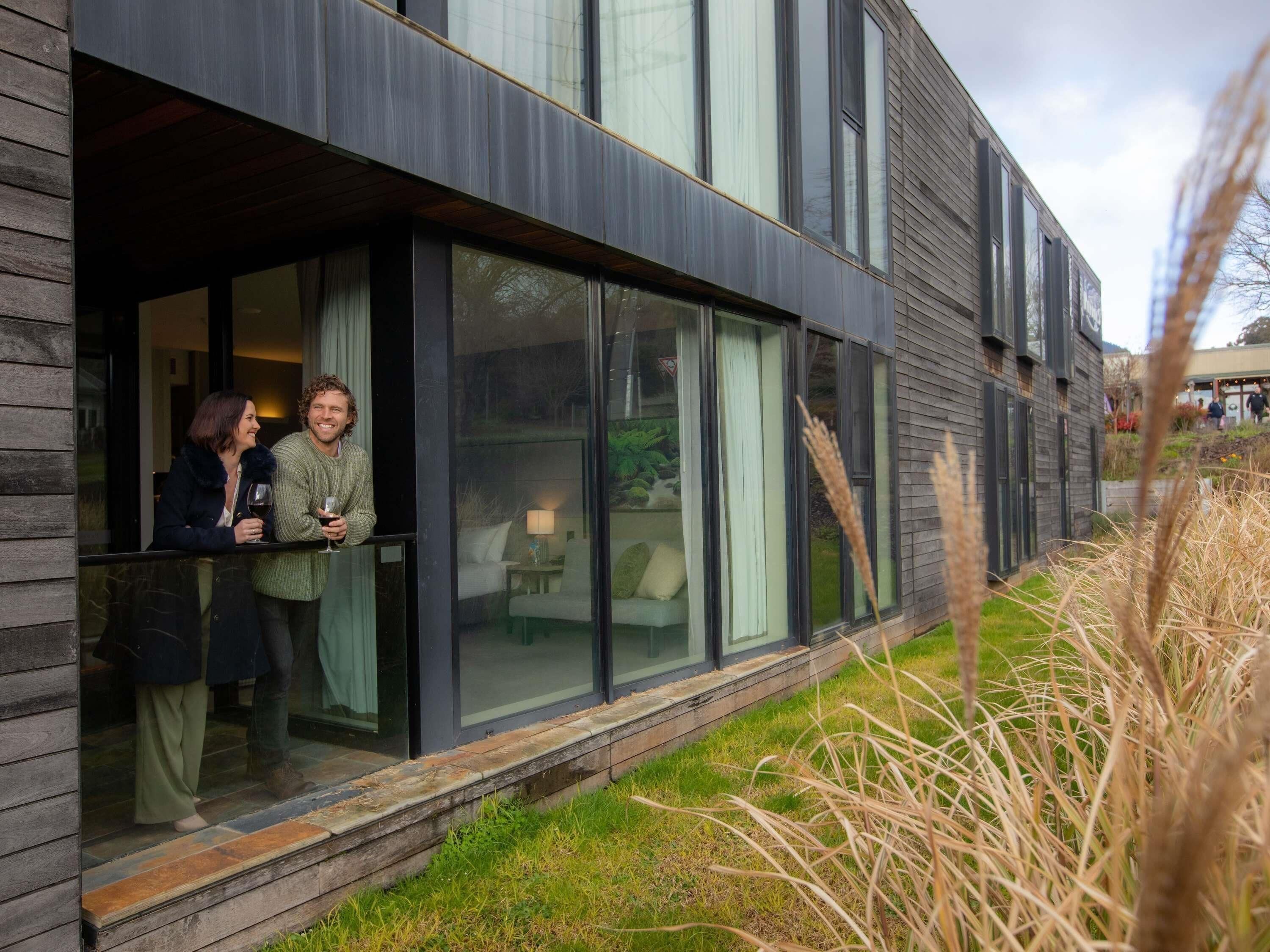 Deluxe kamer, 2 tweepersoonsbedden | Luxe beddengoed, een kluis op de kamer, een bureau, een laptopwerkplek