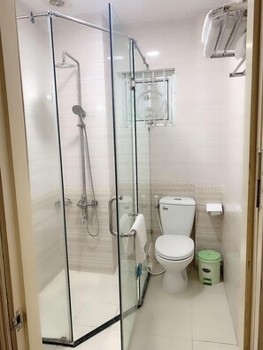 Ducha, artículos de tocador gratuitos, secador de pelo, pantuflas