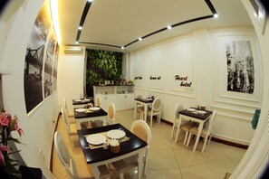 Desayuno con opciones de la cocina local incluido todos los días 