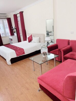 Deluxe Room, City View | Minibar, in-room safe, desk, blackout drapes - Heart Hotel (Hanoi)