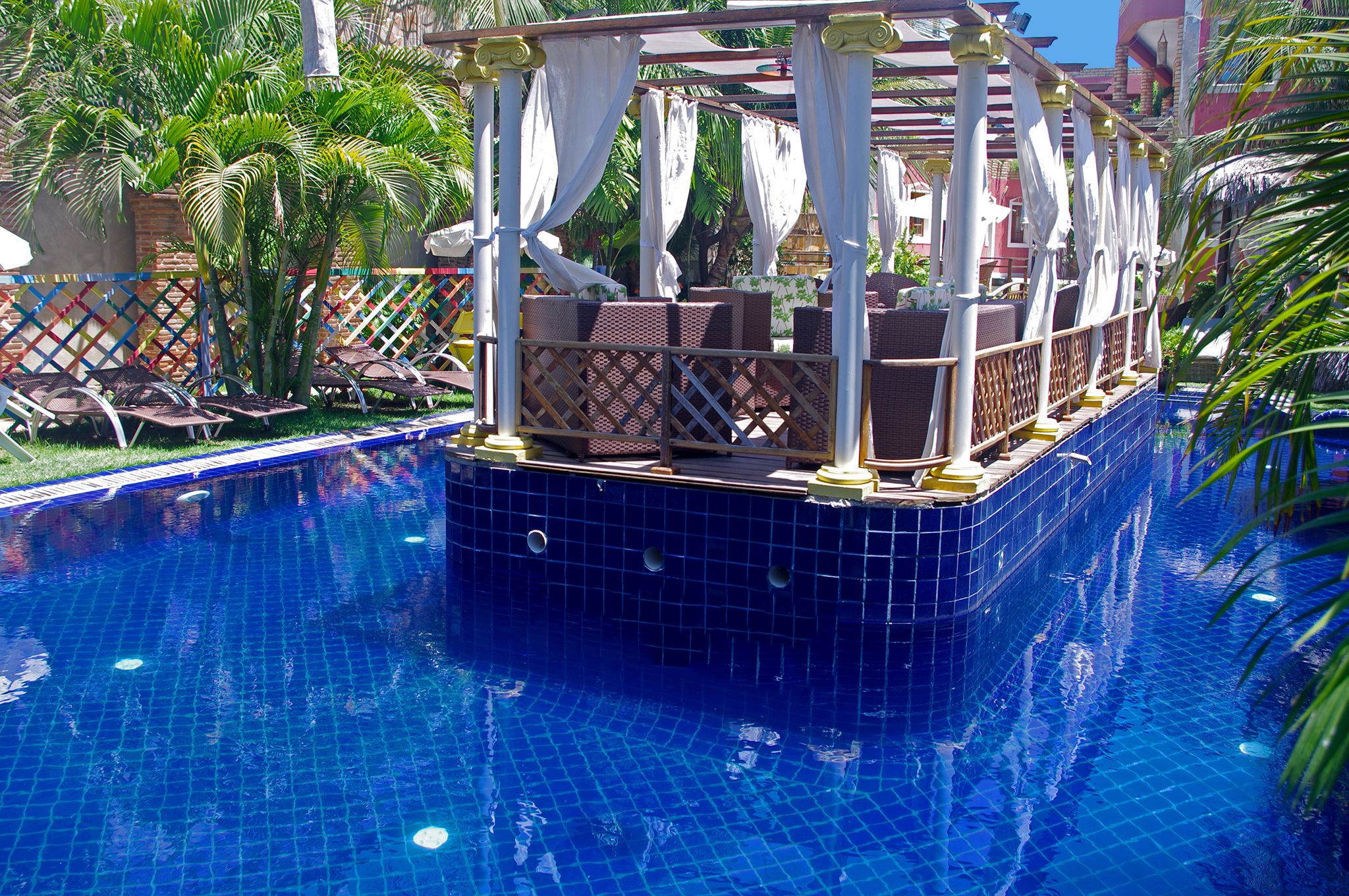 Una piscina al aire libre (de 09:30 a 22:00), tumbonas