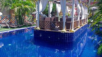 Una piscina al aire libre (de 09:30 a 22:00), tumbonas