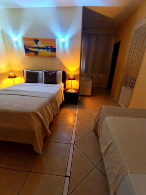 A hotel room with two beds, a painting on the wall, and two wall-mounted lamps. - Pousada Presidente Hotel (Aracati)