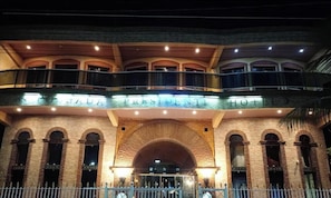 A hotel with a prominent arched entrance, a balcony with railings, and a sign indicating the name 'President Hotel.' - Pousada Presidente Hotel (Aracati)