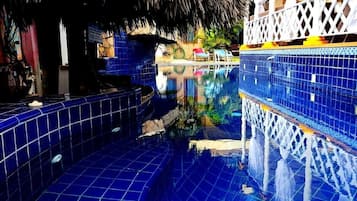 Piscina externa, funciona das 9h30 às 22h, espreguiçadeiras