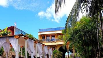 Outdoor pool, open 9:30 AM to 10:00 PM, pool loungers