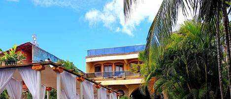 Piscina externa, funciona das 9h30 às 22h, espreguiçadeiras