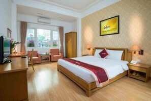 Suite | Minibar, in-room safe, desk, blackout curtains - Cherry II Hotel (Hanoi)