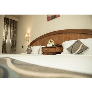 Caja de seguridad en la habitación, escritorio y cortinas blackout 