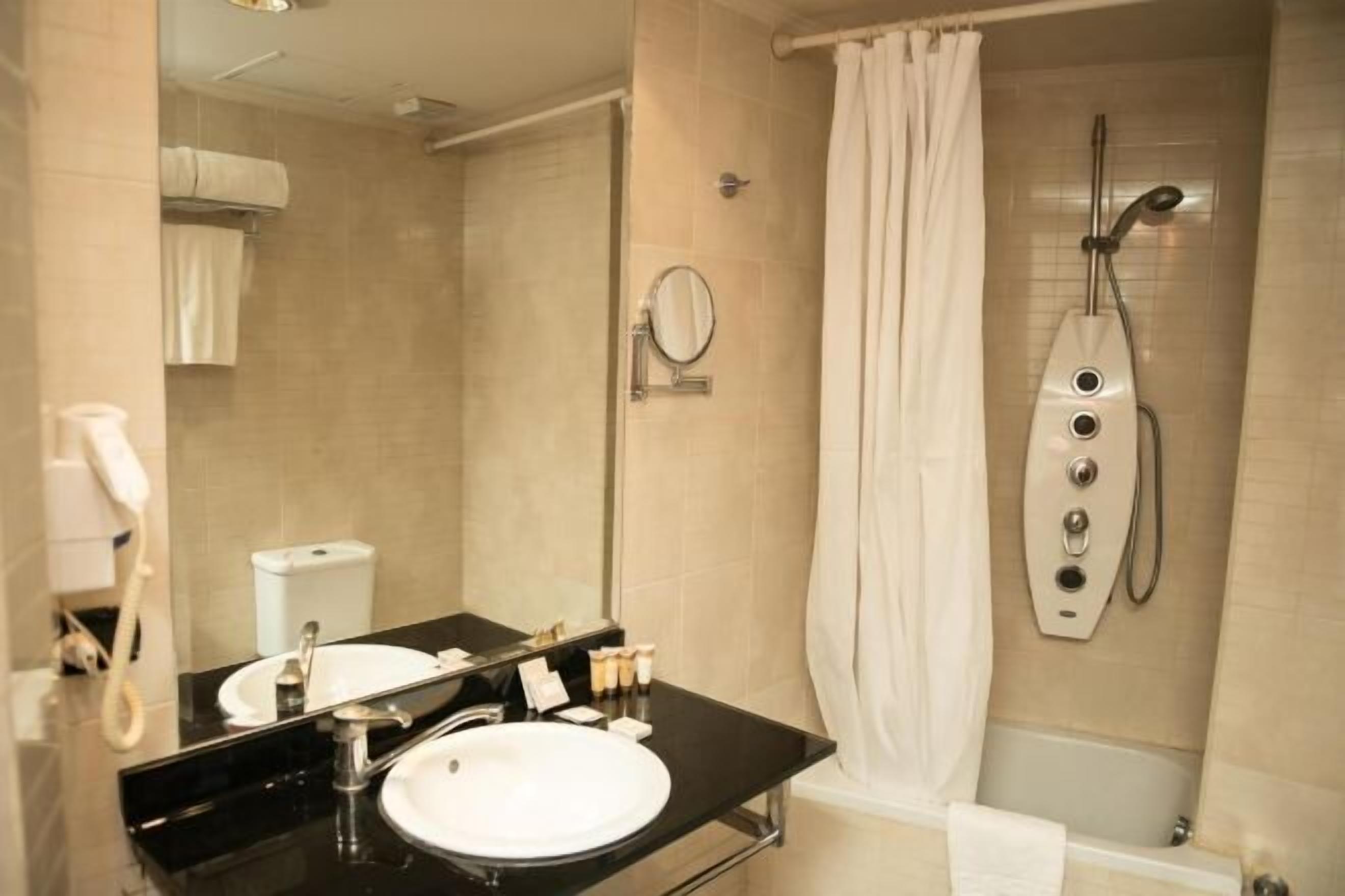 Bathroom | Combined shower/tub, hair dryer, towels