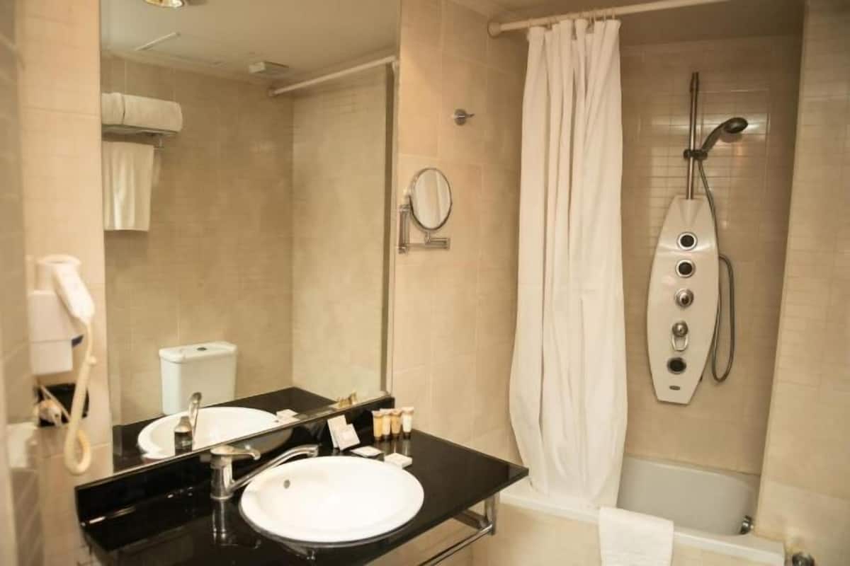 Bathroom | Combined shower/bathtub, hair dryer, towels