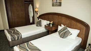 Deluxe-Zimmer (with Sea Side View) | Badezimmer | Duschwanne, Haartrockner, Handtücher