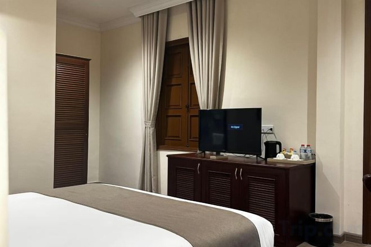 Minibar, in-room safe, desk, laptop workspace