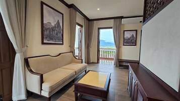 Minibar, coffres-forts dans les chambres, bureau