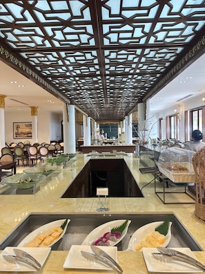 Free daily buffet breakfast  - Champa Palace Hotel (Pakse)