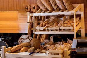 Eine Verkaufstheke mit verschiedenen Brotsorten und Backwaren.