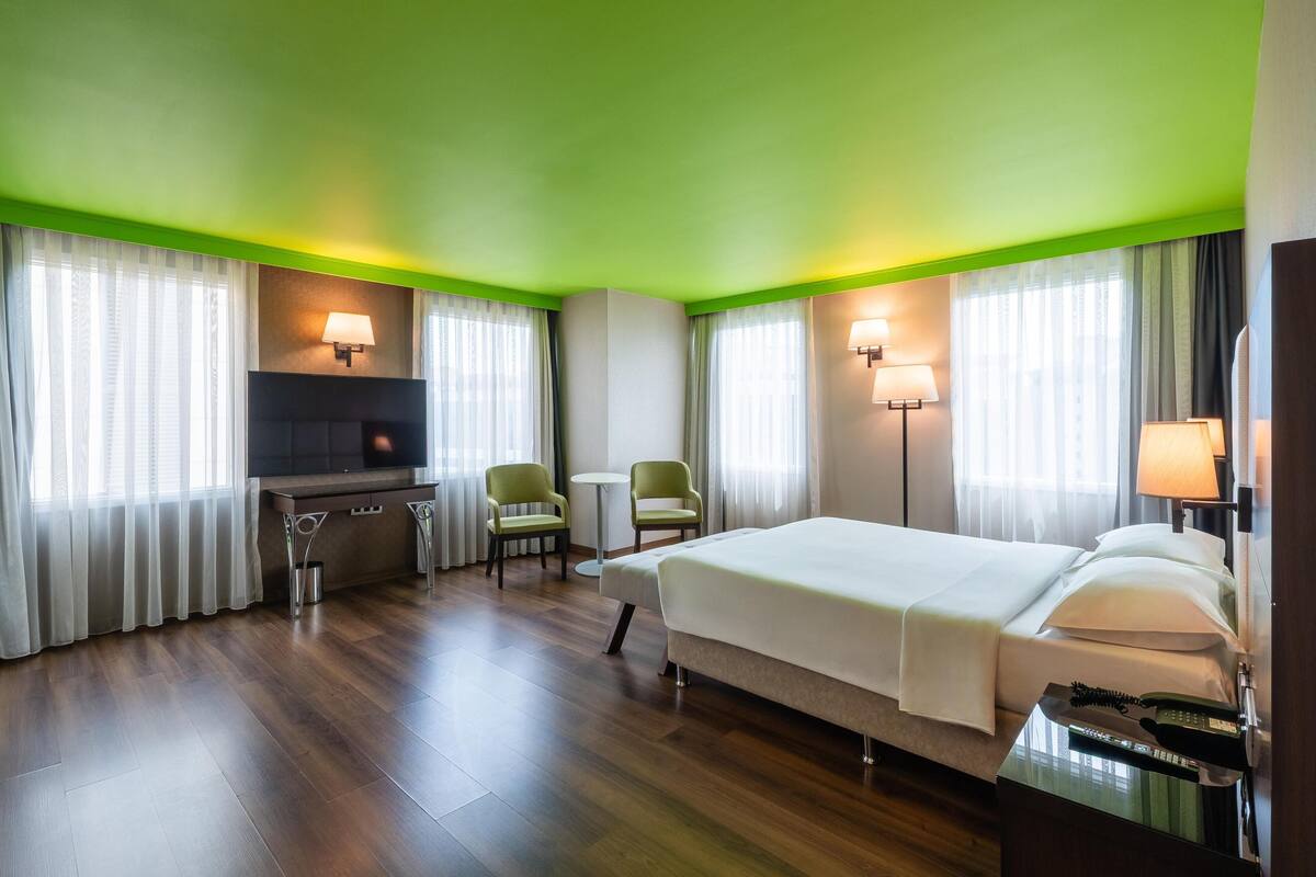 Family Room | Minibar, in-room safe, desk, blackout curtains