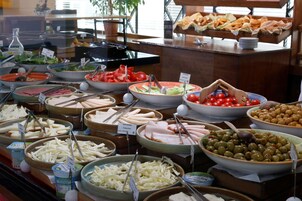 Desayuno buffet diario (EUR 10 por persona)