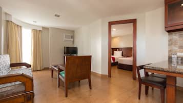 In-room safe, desk, free WiFi