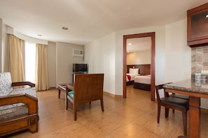 In-room safe, desk, free WiFi - MJ Hotel & Suites (Cebu City)