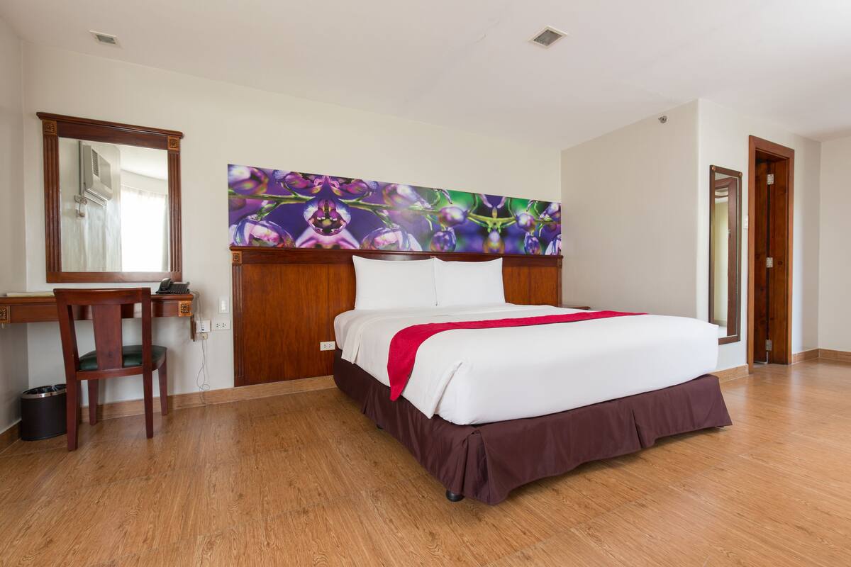 In-room safe, desk, WiFi (free)