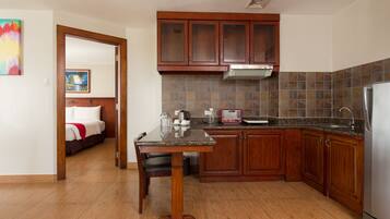 In-room safe, desk, free WiFi