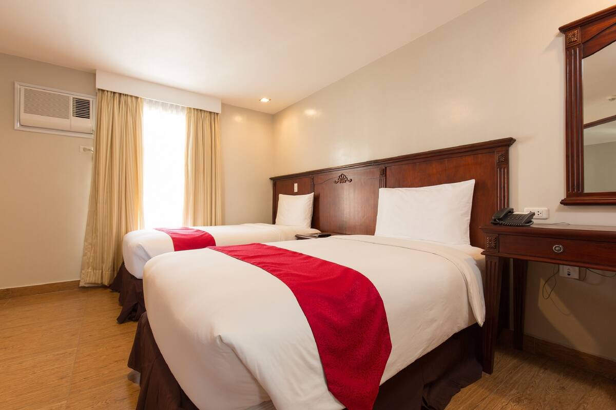 Junior Suite Twin | In-room safe, desk, WiFi (free)