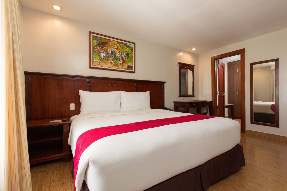 Junior Suite King | In-room safe, desk, WiFi (free)