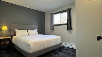 Premium Suite | 1 bedroom, premium bedding, iron/ironing board, free WiFi