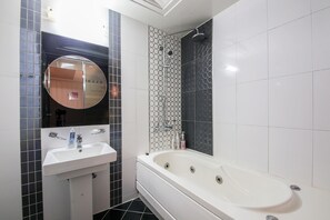 Standard Double Room | Bathroom