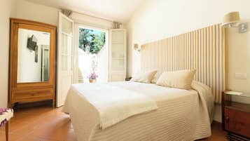 Double or Twin Room, Terrace | Minibar, in-room safe, desk, soundproofing
