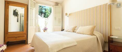 Dubbelrum eller tvÄbÀddsrum - terrass | Minibar, vÀrdeförvaringsskÄp pÄ rummet, skrivbord och ljudisolering