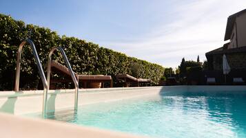 Piscina externa sazonal, funciona das 9h30 às 19h, guarda-sóis